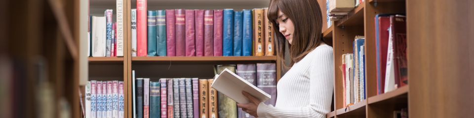 小論文課題を確認する女性のイメージ